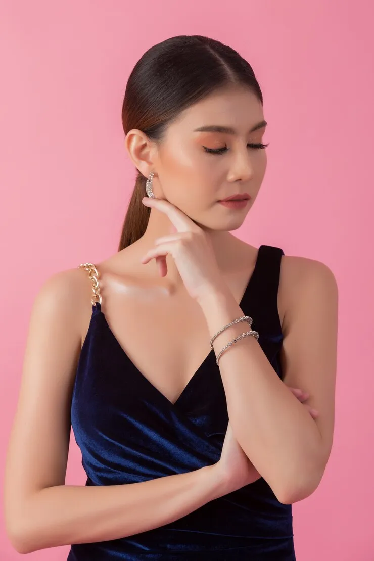 beautiful-woman-with-dress_1150-11351_result